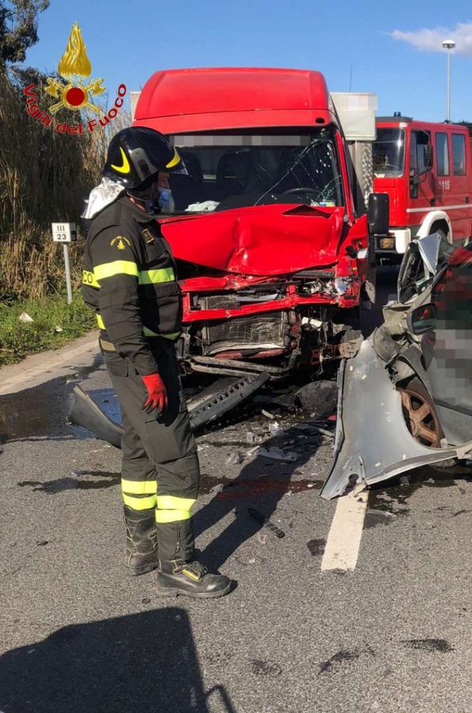 Scontro tra camion e auto, morto un uomo: era incastrato tra le lamiere ...